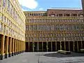 Innenhof des angeschlossenen Stadtbüros von 2016 mit Fingerabdrücken in der Fassade