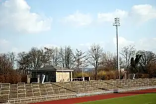 Tribüne mit Laufbahn