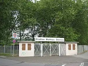 Der Eingangsbereich des Stadions im Mai 2008