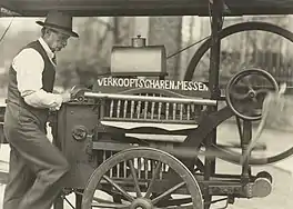 Scherenschleifer mit „nieder­län­dischem Schleif­karren“ in Amsterdam, um 1930