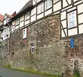 Auf die Stadtmauer aufgesetzte Wohnhäuser an der Wanfrieder Schlagd