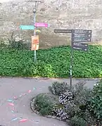 Beschriftung für Besucher auf dem Rundweg