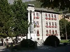 Stadthaus und Gefallenendenkmal