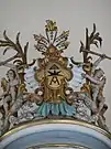Wappenzier oberhalb der Orgel