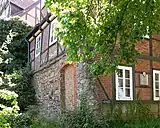 Stützmauer­fragment des entfernten Stadtwalls mit innen angesetztem Haus von 1600 (Kleiner Plan)