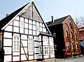 Das Fachwerkhaus von ca. 1750 und das Backsteinhaus von 1874 sind denkmalgeschützt.