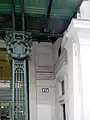 Dekordetail mit einer Konskriptionsnummer im Hintergrund