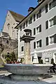 Brunnen am Hauptplatz, im Hintergrund der Glockenturm der Stadtpfarrkirche