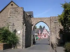 Stadttor mit Blick auf das alte Rathaus