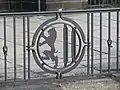 Stadtwappen an einem Geländer der Augustusbrücke