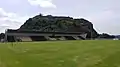 Die Haupttribüne und „The Rock“ dahinter befindet sich Dumbarton Castle