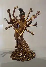 Stehende Guanyin  Holz, vergoldet, China, Qing-Dynastie. 18. Jahrhundert.