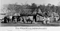 Ein deutscher Siedler mit seiner Familie vor dem eigenen „Haus“ in Queensland um 1880
