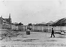 Quarantäne-Barrikaden an den Häusern in Hawthorne Street, Woolloongabba, Brisbane, Queensland, 1900. Lattenzaun am Straßenrand.