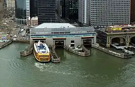 Whitehall Terminal, rechts das Battery Maritime Building