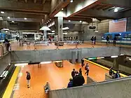 Lionel-Groulx, Montreal:bahnsteiggleicher Umstieg zwischen Ligne verte und Ligne orange mit Halt der Züge derselben Linie übereinander
