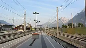 Bahnhof Brixlegg mit neuem Inselbahnsteig am Morgen des 15. Juli 2013.