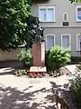 Statue des St. Martin; im Hintergrund das Elisabethenhaus