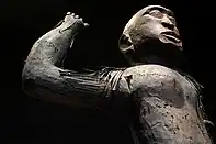 Der haitianische Schriftsteller Makenzy Orcel schrieb die Texte und leiht Kunstobjekt Nummer 26, der Statue von König Ghézo, seine Stimme