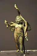 Bronzestatuette des Eros mit Bogen und abgebrochener Fackel