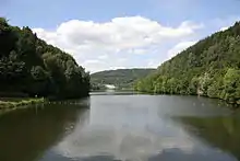 Blick seeseitig vom Damm aus