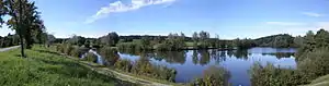Aichstruter Stausee. Blick von Osten auf See und Damm.