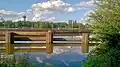 Staustufe mit Schleuse und Wasserkraftwerk