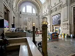 Eingangshalle mit Art-déco-Lampen