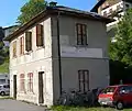 Ehemaliger Bahnhof Sottocastello, zeitweise auch als Pieve di Cadore bezeichnet. Links über dem Stationsnamen ist außerdem noch die Kilometerangabe 4,573 erkennbar.