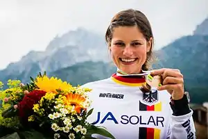 Steffi Marth mit ihrer Bronzemedaille von denUCI-Mountainbike-und-Trial-Weltmeisterschaften 2014