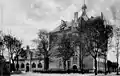 Schule mit Turnhalle nach der Fertigstellung 1906 in der Friedrichstraße. Die Aula über der Turnhalle und der Erweiterungsbau in der Moltkestraße existieren noch nicht.