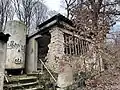Blick vom Stromgeneratorhaus. Deutlich zu erkennen der zerstörte Eingangsbereich und das Tank.