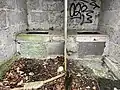 Zwei Donnerbalken mit gefördertem Naturstein verkleidet.
