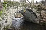 Der Zufluss des Hartenbach (rechts) vor der Wiedbrücke westlich von Steinebach