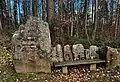 Kulturdenkmal Steinerne Bank Gaiberg mit Wegweiserstein (Aufn. 2023)