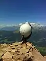 Globus aus Granit auf der Spitze des Villanderer Berges
