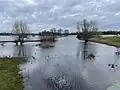 Blick von der Stauanlage auf das beim Weihnachtshochwasser 2023 gefüllte Becken in Richtung Norden; Pegelstand 1,20 Meter