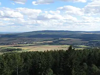 Blick vom Hausbergturm südsüdostwärts zum etwa 10 kmentfernten Steinkopf im Winterstein-Taunuskamm