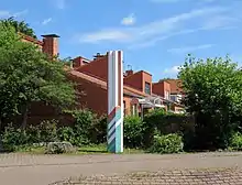 Farbstele (1972), Stahl, geschweißt, farbig gefasst, 500 cm hoch. Standort: Gödersenweg 12, Hamburg-Poppenbüttel. Gefertigt für die Olympiade 1972, wurde das Kunstwerk 1978 anlässlich der Entstehung des Musterhäuser-Wohnquartiers „Hamburg-Bau“ hier aufgestellt. 2005 erneuert.