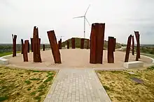 Metalhenge Bremen mit Windrädern im Hintergrund