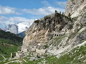 Ehemaliges italienisches Lazarett aus dem Ersten Weltkrieg am Fuße der Falzarego-Türme westlich des Passo di Falzarego