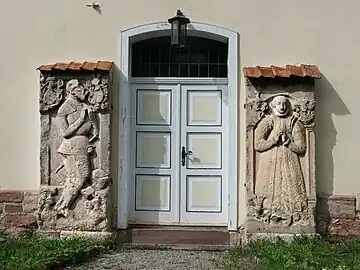 Grabplatten am Südeingang für Friedrich von Keudell auf Keudelstein (* 1502; † 1567) und Mechthild von Schwebda († 1549)