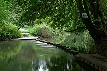 Moderne Trittsteinbrücke über den River Mole