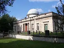 Südliche Gartenfassade der klassizistischen Sternwarte mit Instrumenten-Terrasse (2004)