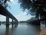 Neue (links) und alte Brücke der Ruta 1 über den Río Santa Lucía