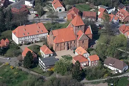 Stift (weiße Gebäude) und Stiftskirche aus der Vogelperspektive