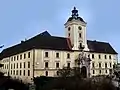 Gebäudefront mit Eingangsportal