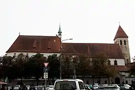 Südseite mit Parkplatz im Vordergrund