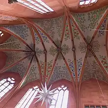 Apsisgewölbe mit wiederhergestellten historistischen Rankenmalereien