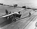 Stinson OY-1 an Bord von USS Petrof Bay (CVE-80)